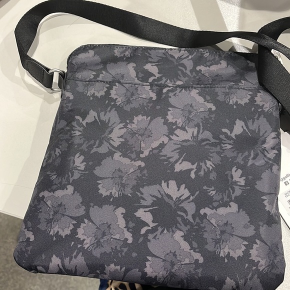 BAGGALLINI New Classic Go Bagg - Onyx Floral - includes RFID phone wristlet. - Picture 3 of 16